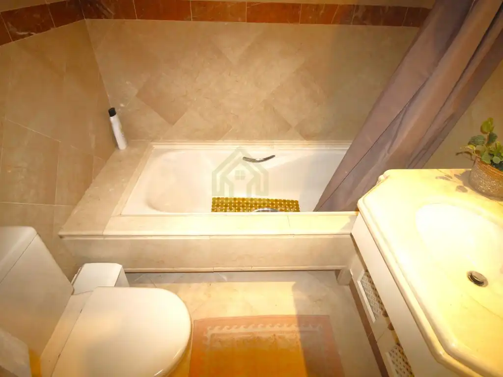 Badezimmer von Wohnung zum Verkauf in Marbella mit Klimaanlage, Privatgarten und Terrasse