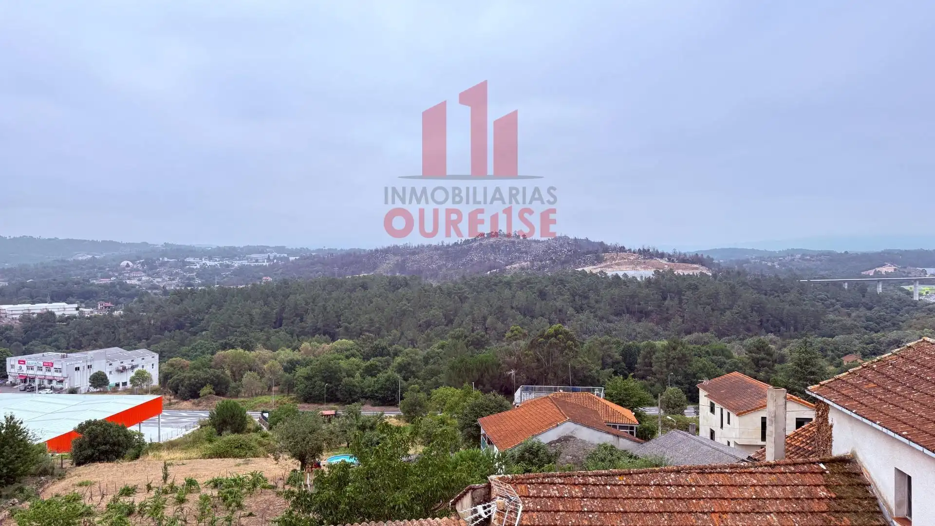 Vista exterior de Casa o xalet en venda en San Cibrao das Viñas amb Terrassa i Moblat