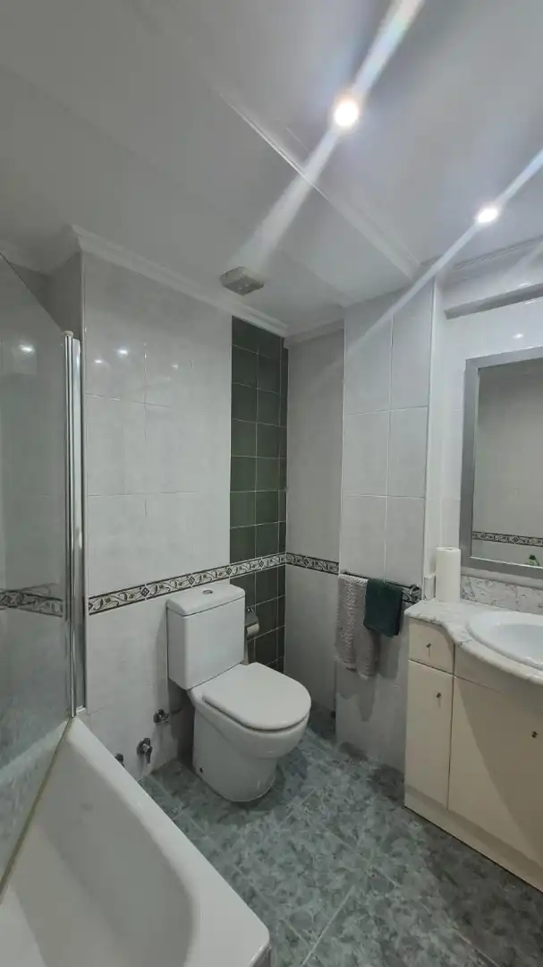 Baño de Piso de alquiler en Vigo  con Amueblado, Horno y Lavadora