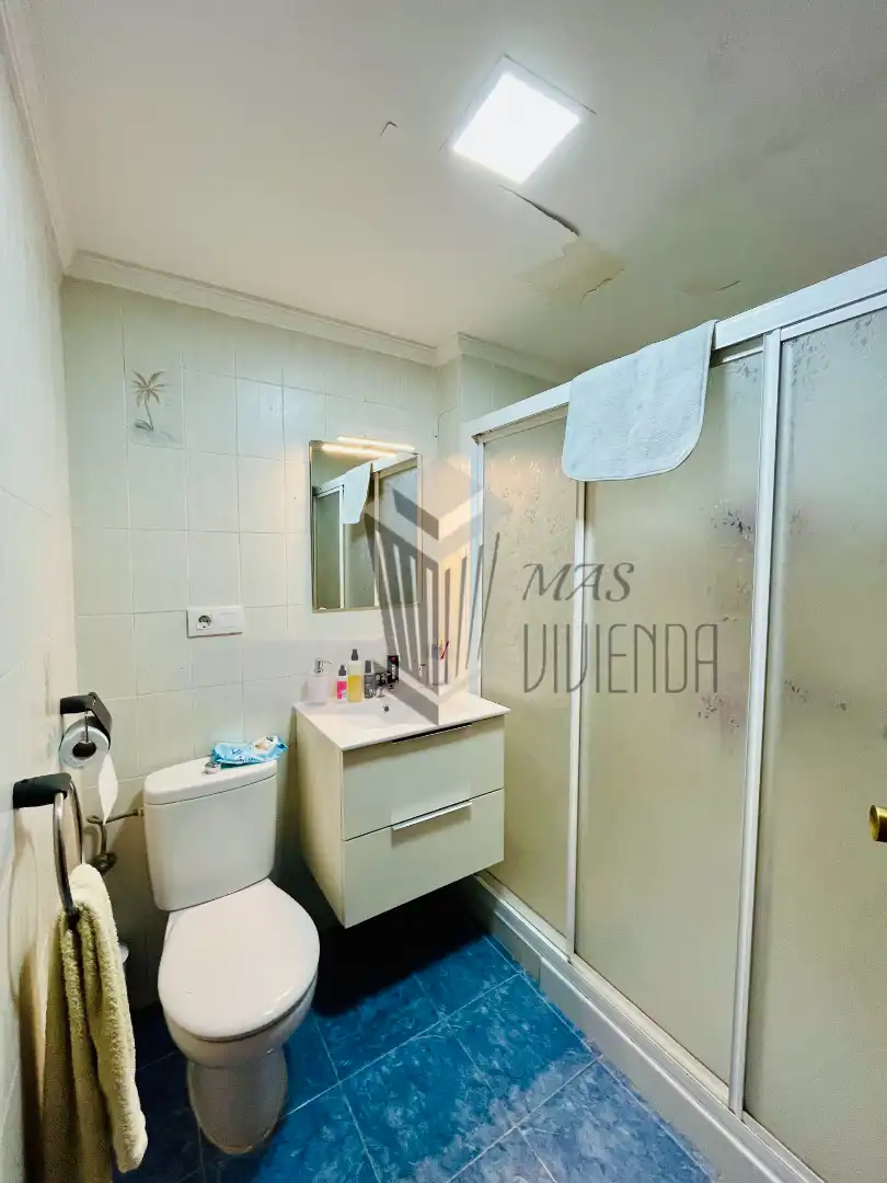 Baño de Piso en venta en La Línea de la Concepción con Amueblado y Piscina comunitaria