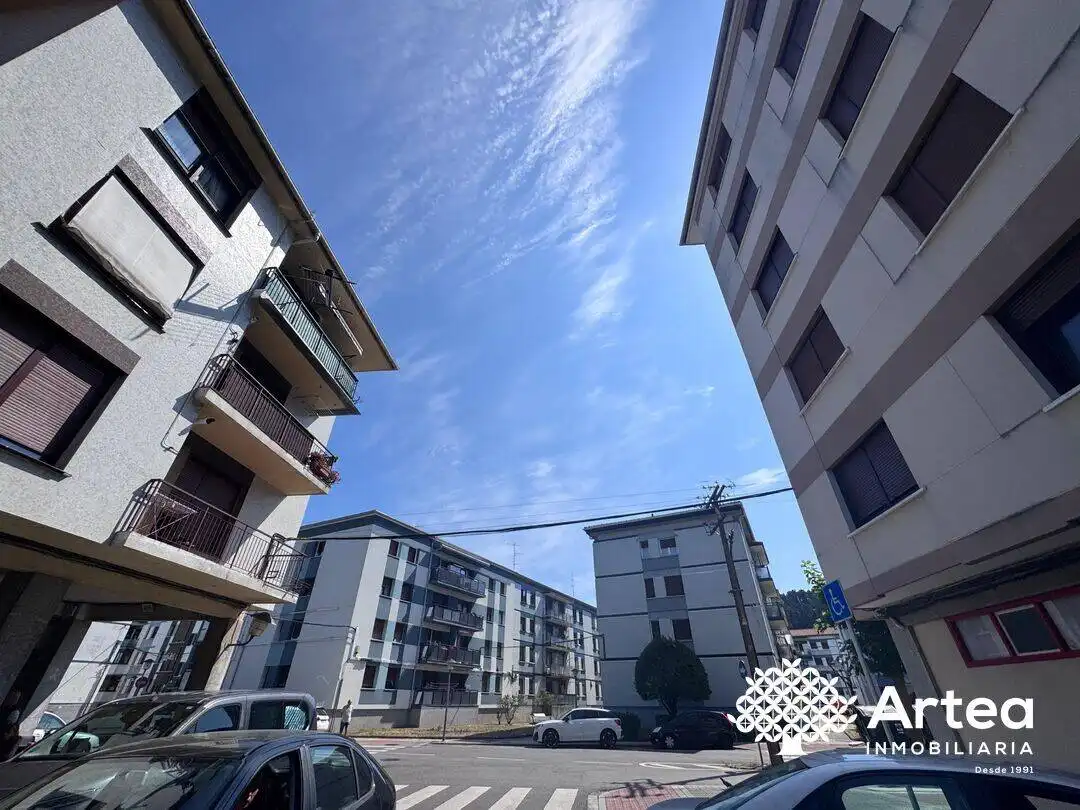 Vista exterior de Pis en venda en Gernika-Lumo amb Calefacció, Terrassa i Traster
