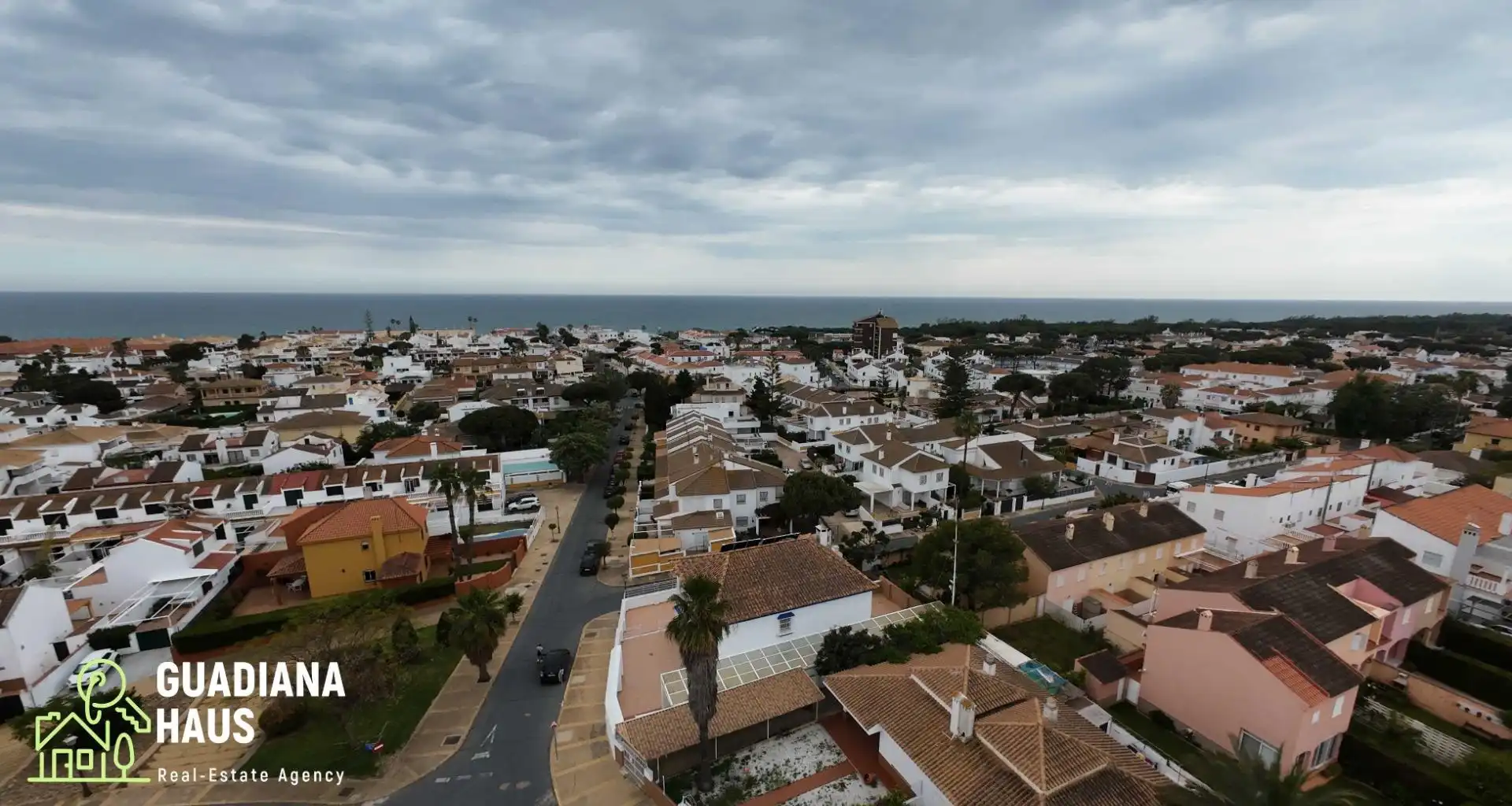 Vista exterior de Casa o chalet en venta en Islantilla con Terraza, Trastero y Piscina