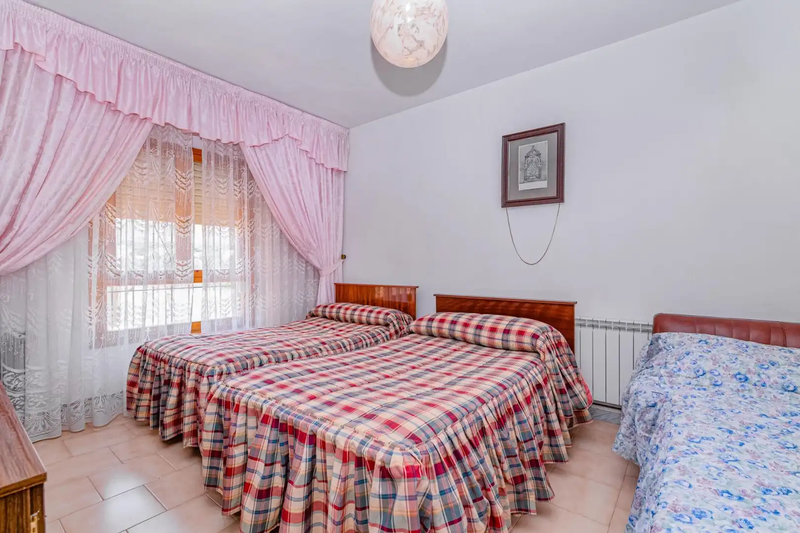 Dormitori de Casa o xalet en venda en Baza amb Aire condicionat, Calefacció i Jardí privat