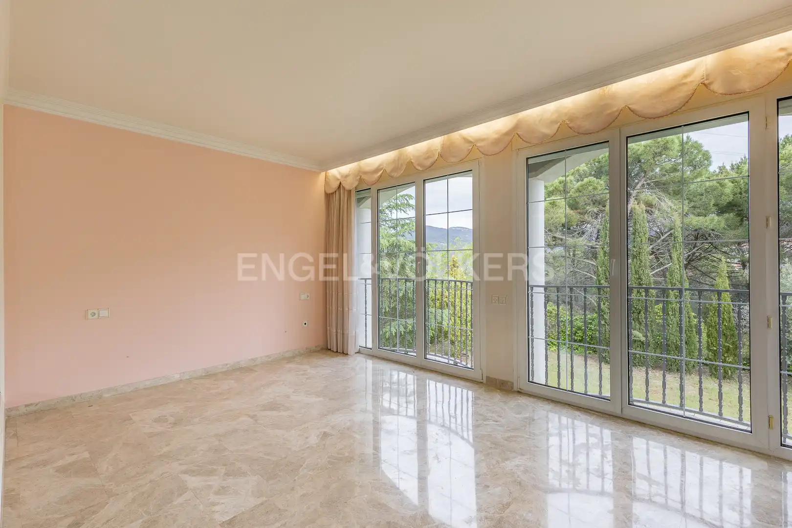 Sala d'estar de Casa o xalet en venda en La Garriga amb Aire condicionat, Calefacció i Jardí privat