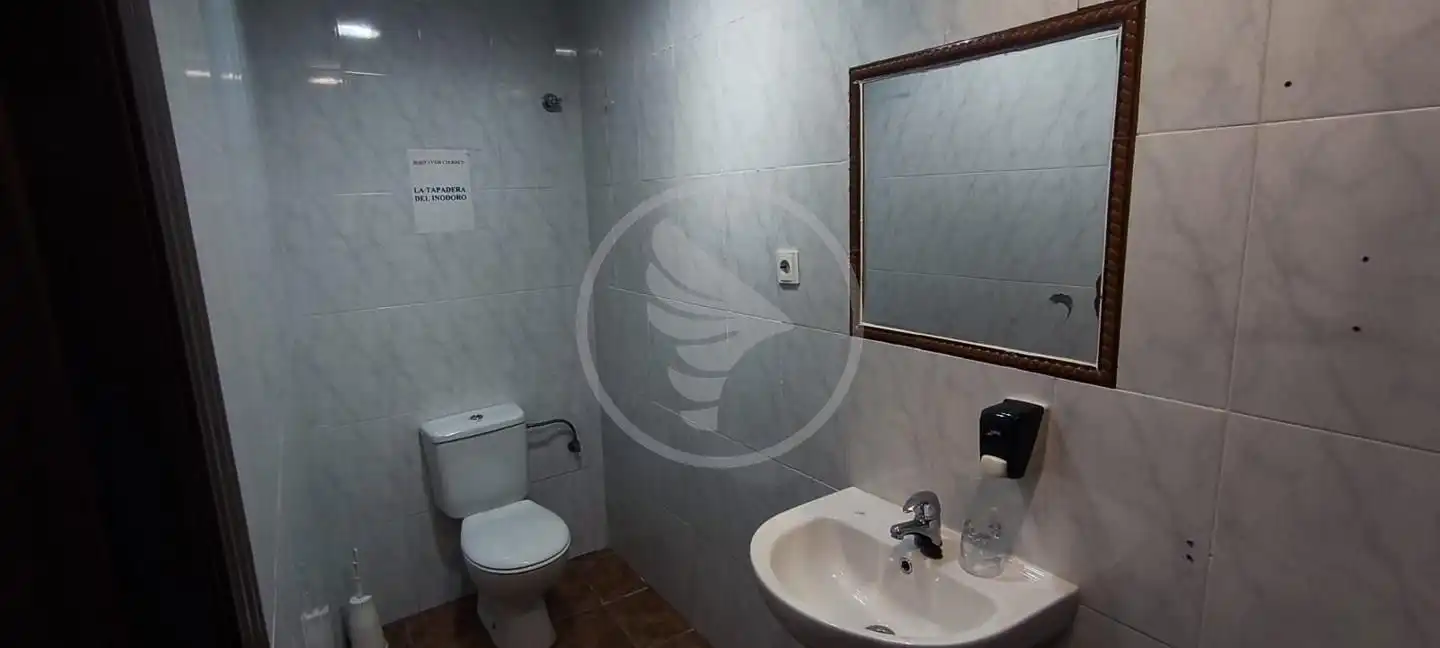 Badezimmer von Geschaftsraum zur Miete in Linares