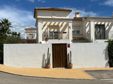 Detached house with balcony for sale in Pueblo Acantilado - Lanuza