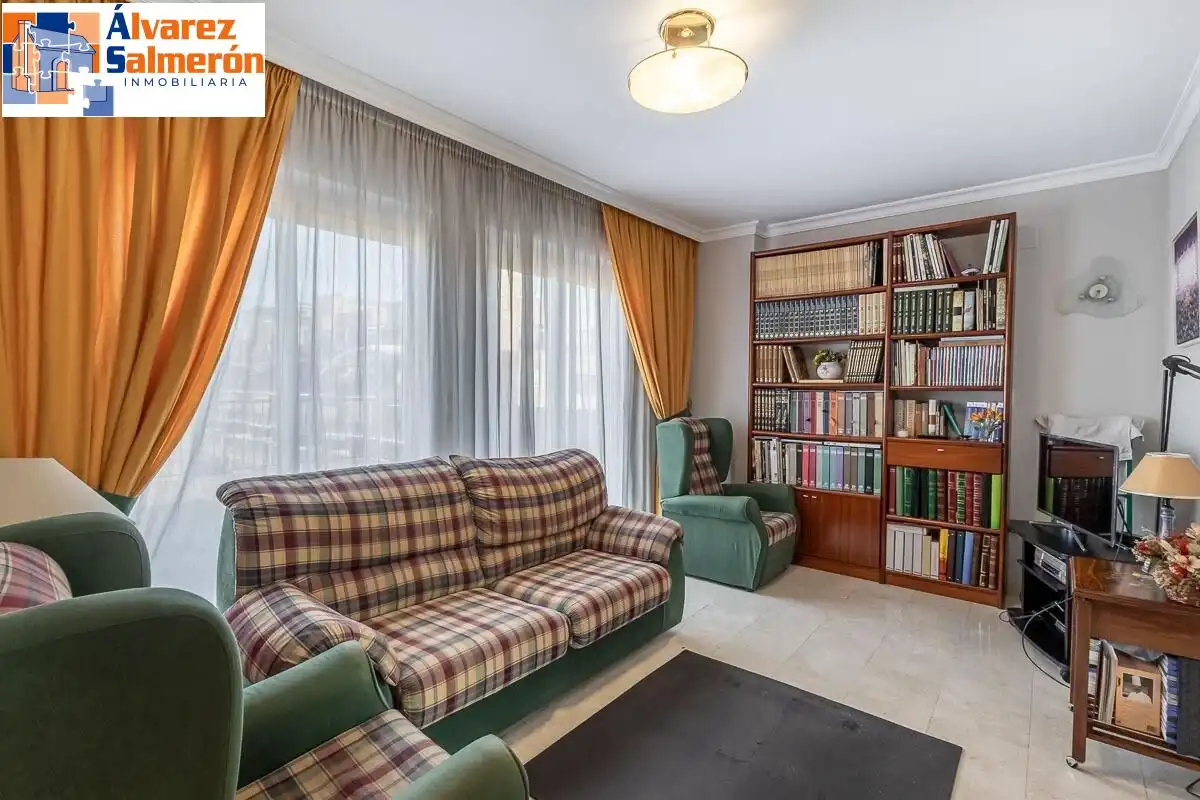 Wohnzimmer von Einfamilien-Reihenhaus zum Verkauf in Granada mit Privatgarten, Terrasse und Schwimmbad