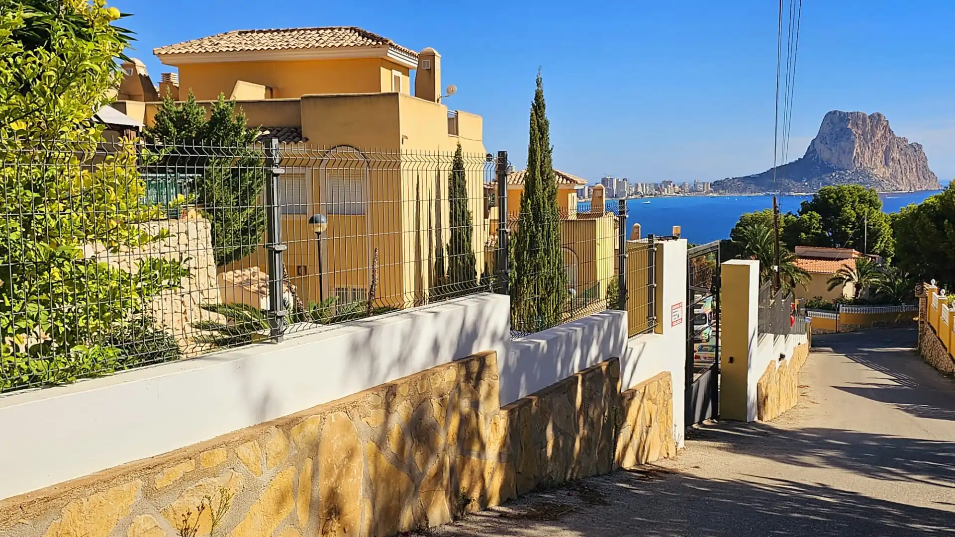 Vista exterior de Casa adosada en venta en Calpe / Calp con Aire acondicionado, Terraza y Amueblado