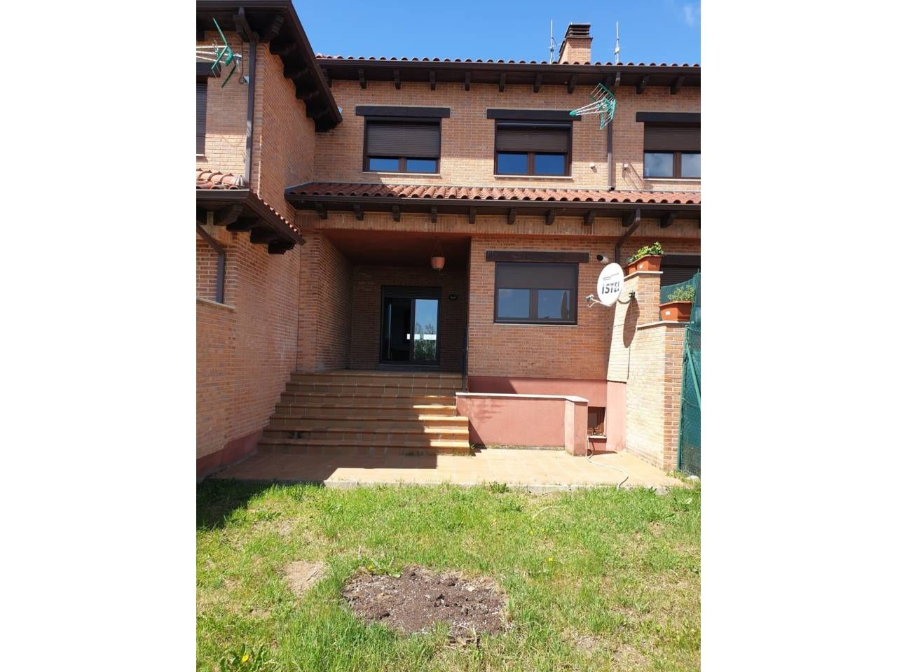 Exterior view of Single-family semi-detached for sale in Garrafe de Torío  with Heating, Private garden and Parquet flooring