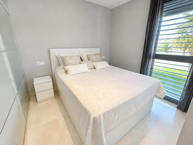 Schlafzimmer von Wohnung zum Verkauf in Manilva mit Klimaanlage, Heizung und Privatgarten