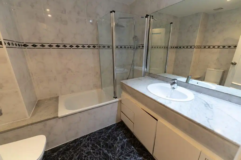 Bathroom of Flat for sale in Lleida  with Air Conditioner, Heating and Parquet flooring