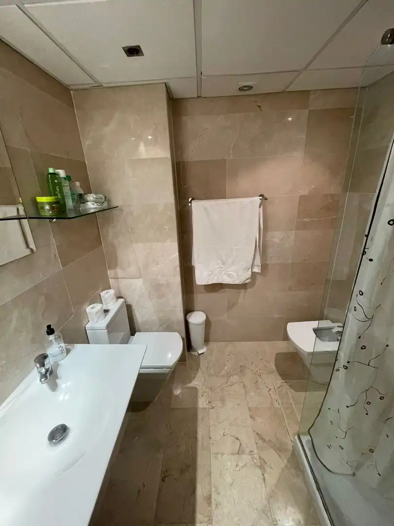 Badezimmer von Einfamilien-Reihenhaus zum Verkauf in Santa Eulària des Riu mit Klimaanlage, Terrasse und Möbliert