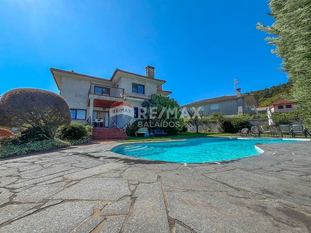 Vista exterior de Casa o xalet en venda en Tui amb Calefacció, Terrassa i Traster