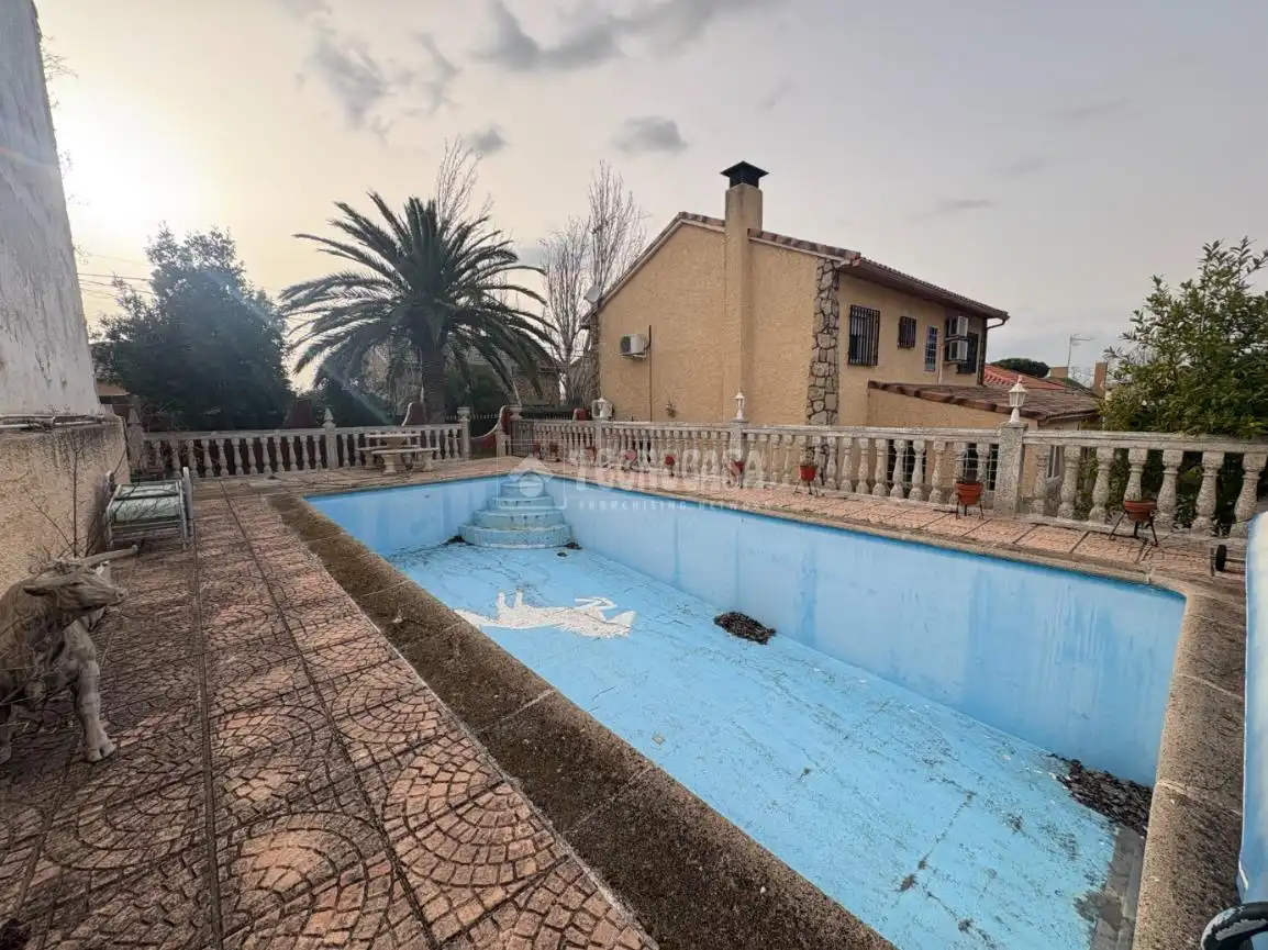 Schwimmbecken von Haus oder Chalet zum Verkauf in El Álamo mit Klimaanlage, Heizung und Privatgarten
