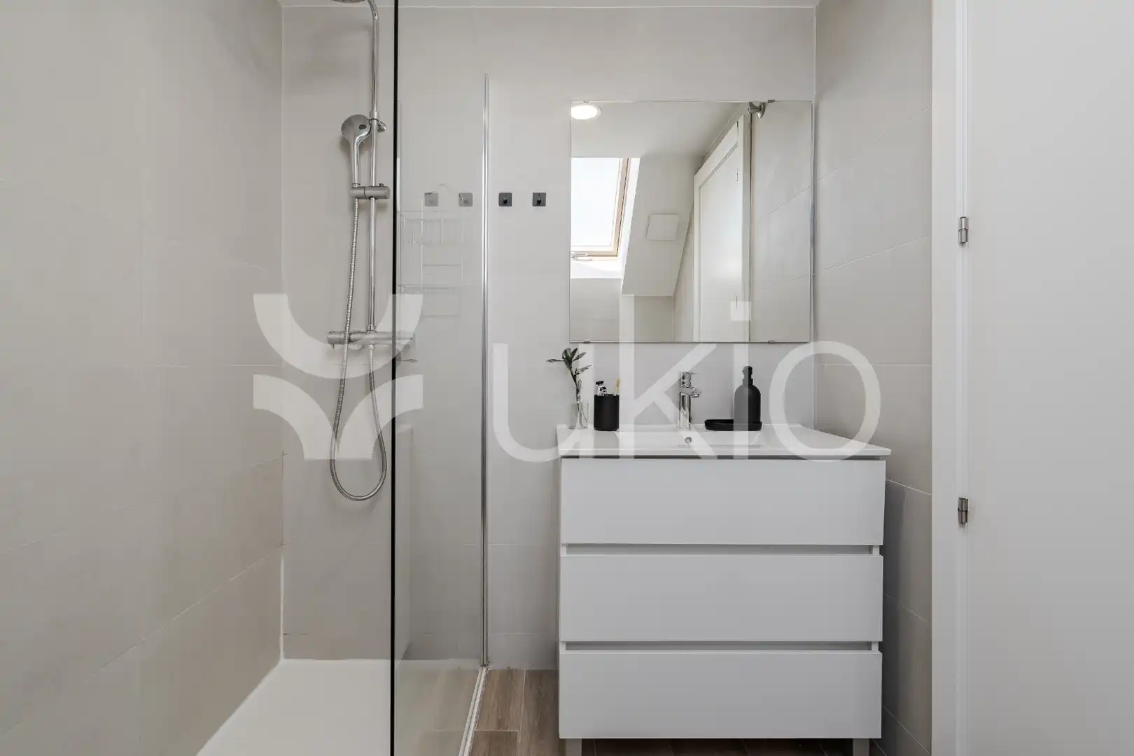 Bany de Apartament de lloguer en Madrid amb Calefacció, Terrassa i Moblat