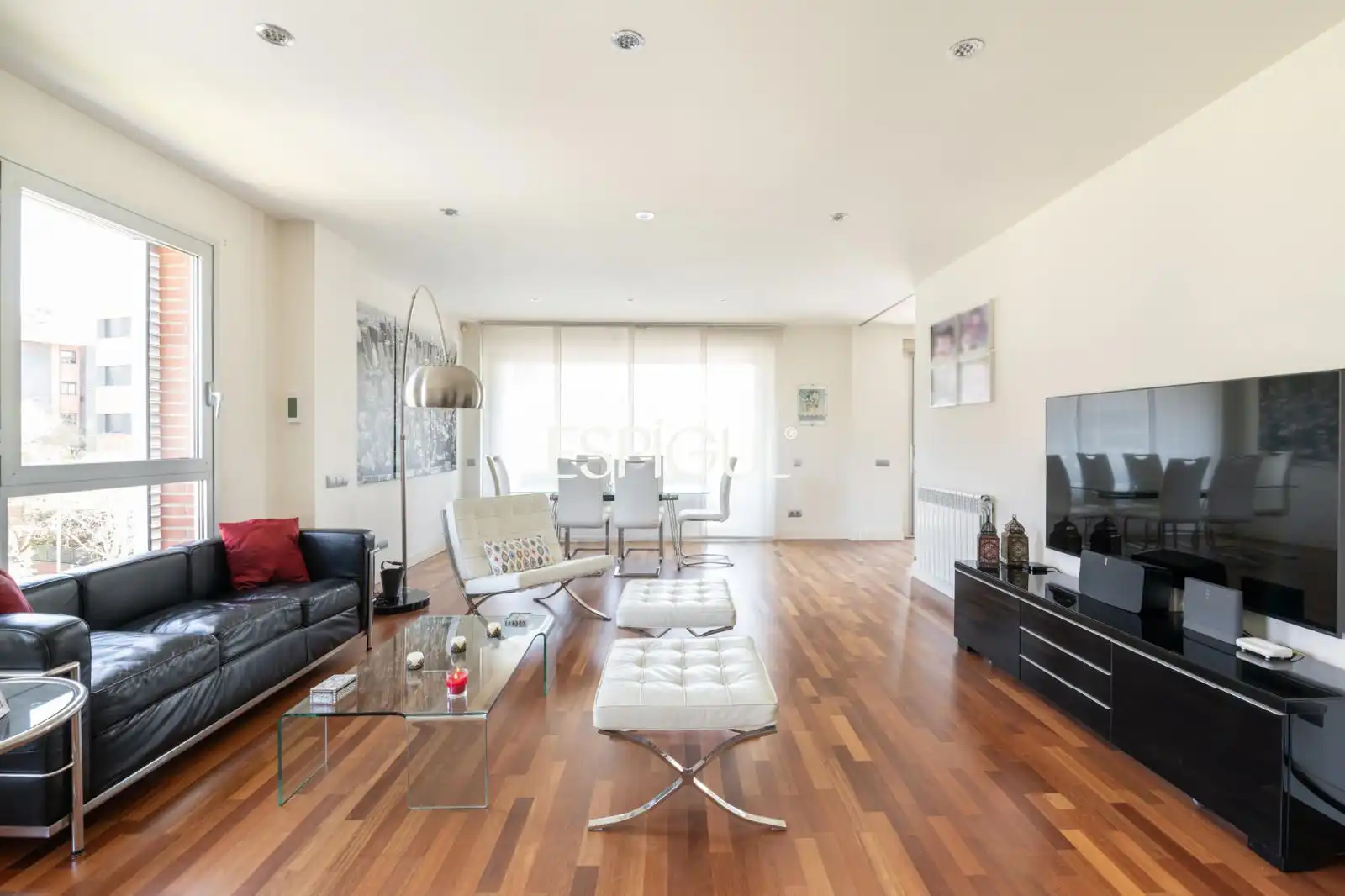 Living room of Flat for sale in Sant Cugat del Vallès  with Air Conditioner, Heating and Parquet flooring