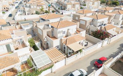 Vista exterior de Casa o xalet en venda en Torrevieja amb Aire condicionat i Balcó