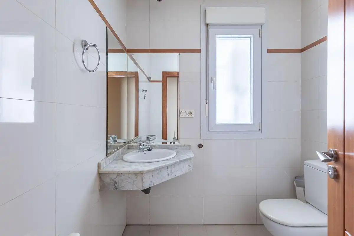 Badezimmer von Wohnung zur Miete in Granada mit Klimaanlage, Heizung und Privatgarten