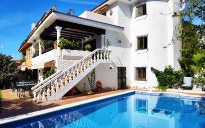 Vista exterior de Casa o xalet en venda en Marbella amb Aire condicionat, Terrassa i Piscina