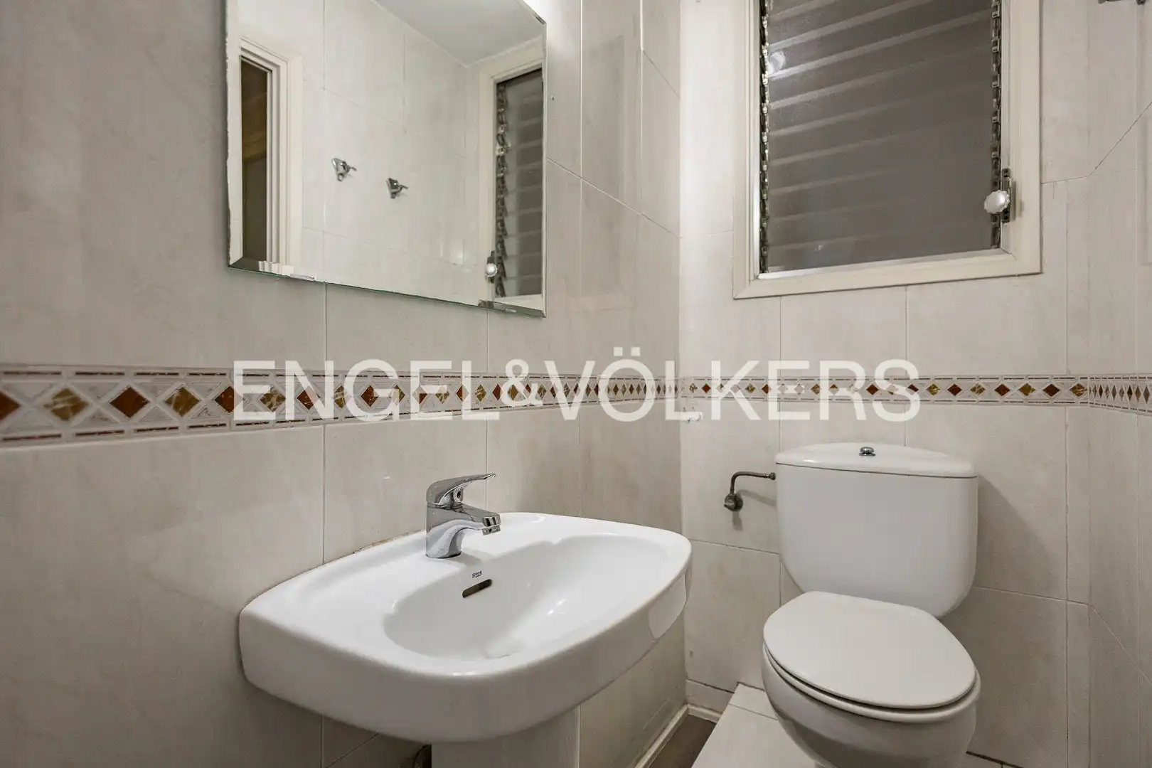 Badezimmer von Wohnung zum Verkauf in Barcelona mit Klimaanlage, Heizung und Parkett