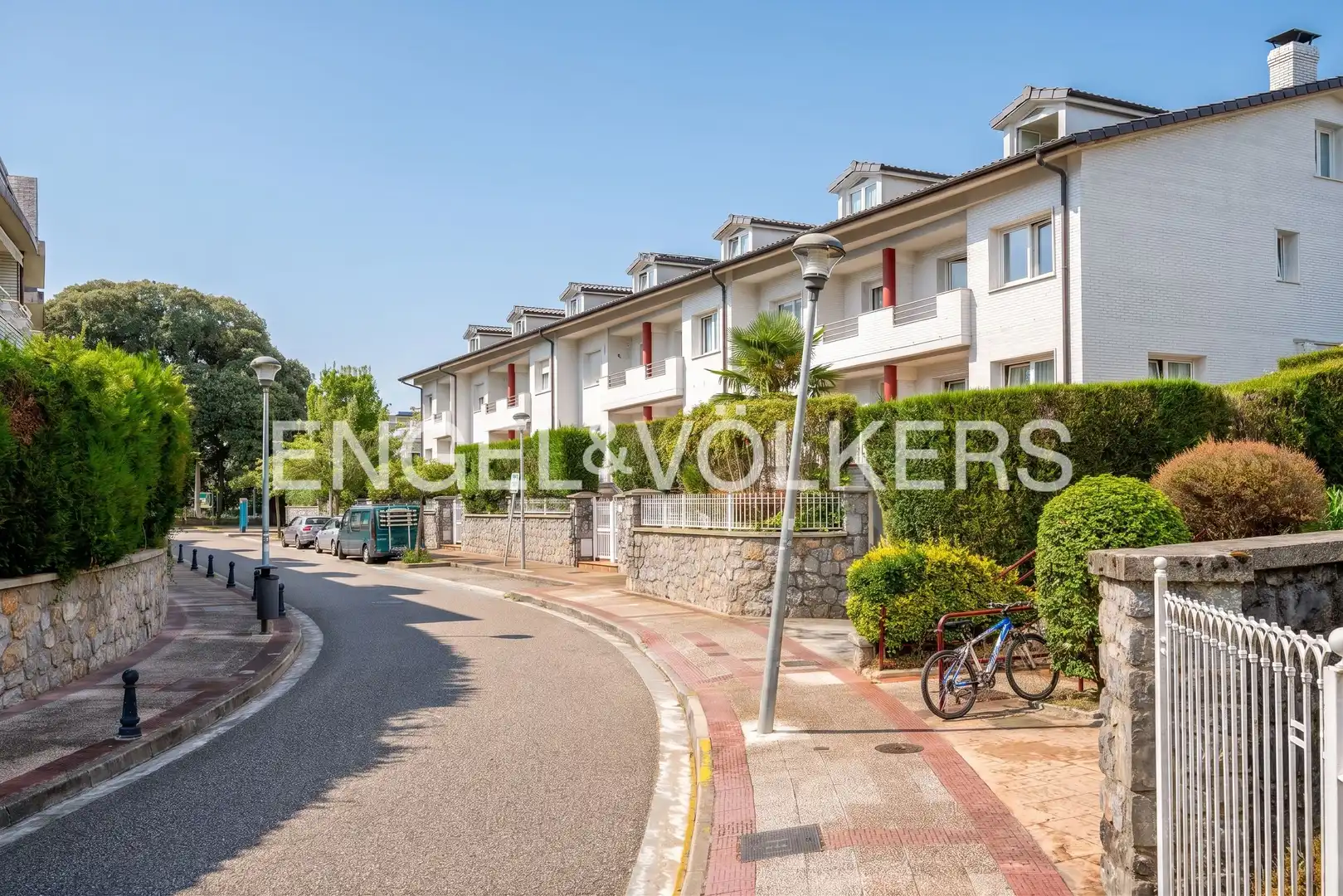 Vista exterior de Casa adosada en venda en Donostia - San Sebastián  amb Calefacció, Jardí privat i Terrassa