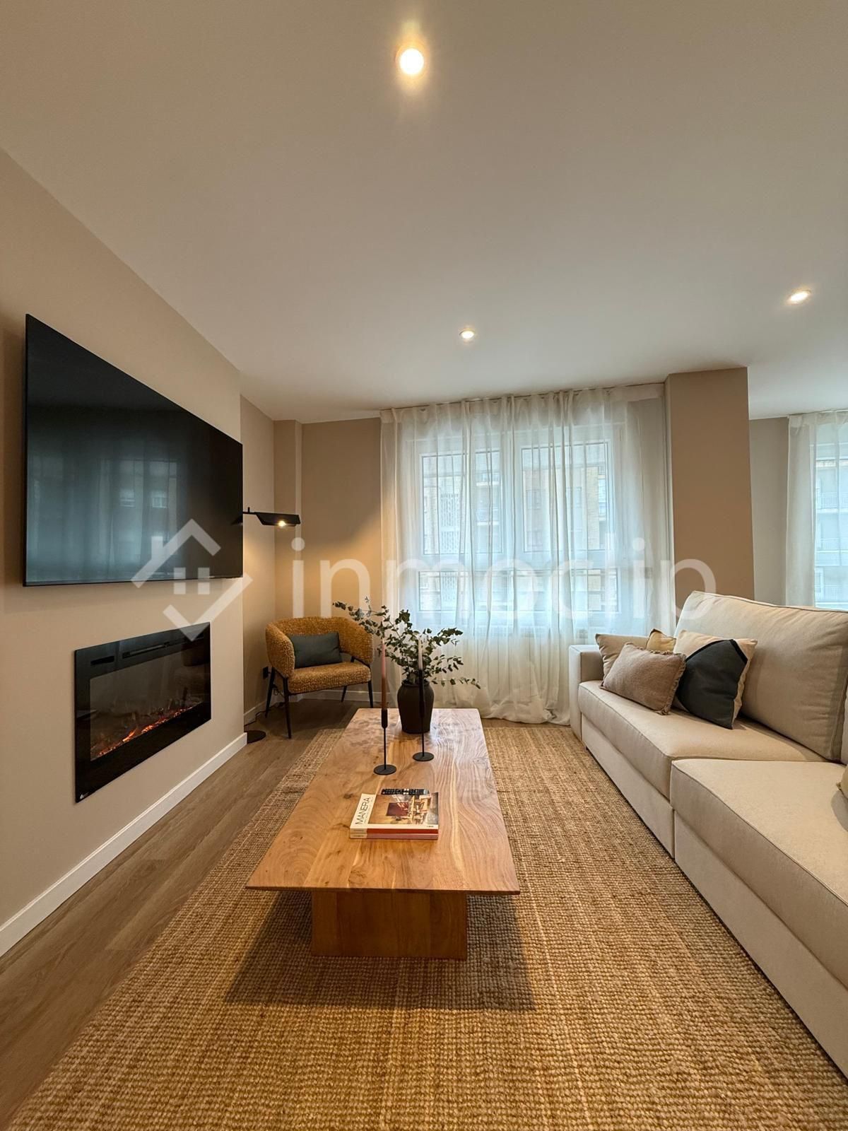 Sala d'estar de Pis en venda en Salamanca Capital amb Calefacció i Moblat