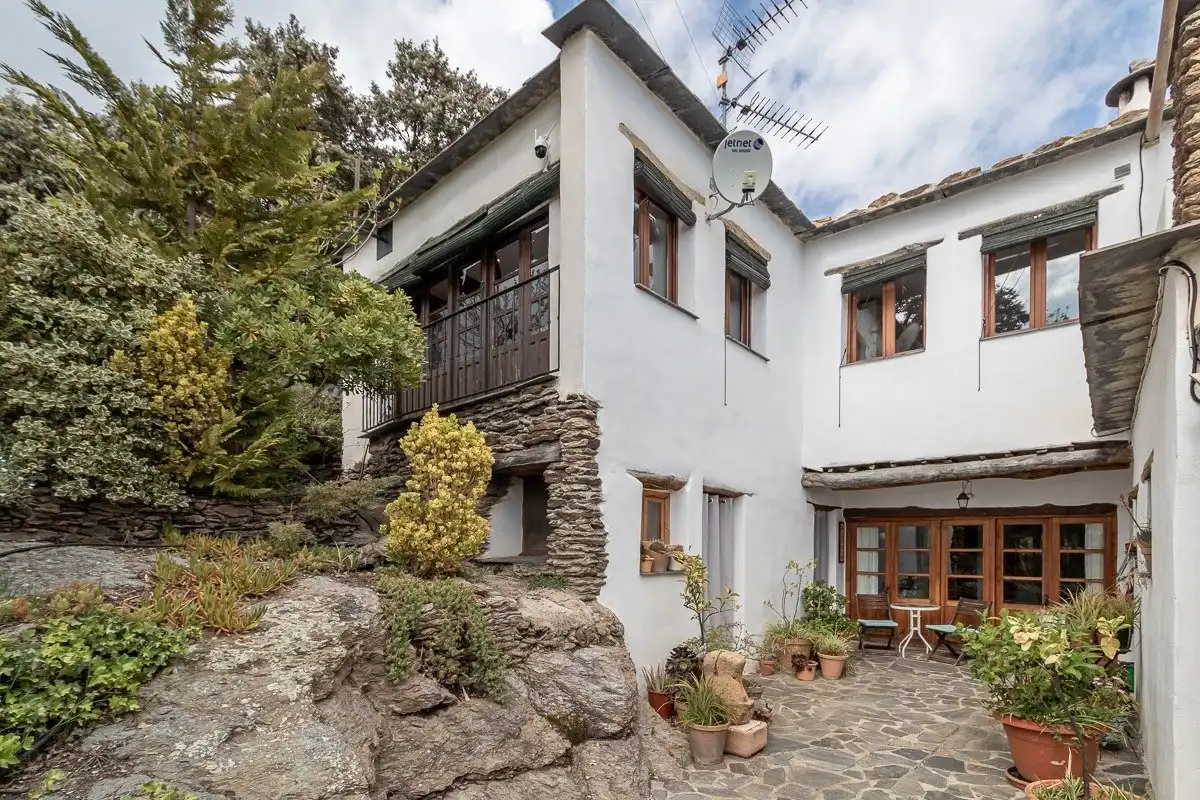 Vista exterior de Casa o xalet en venda en Pórtugos amb Calefacció, Jardí privat i Terrassa