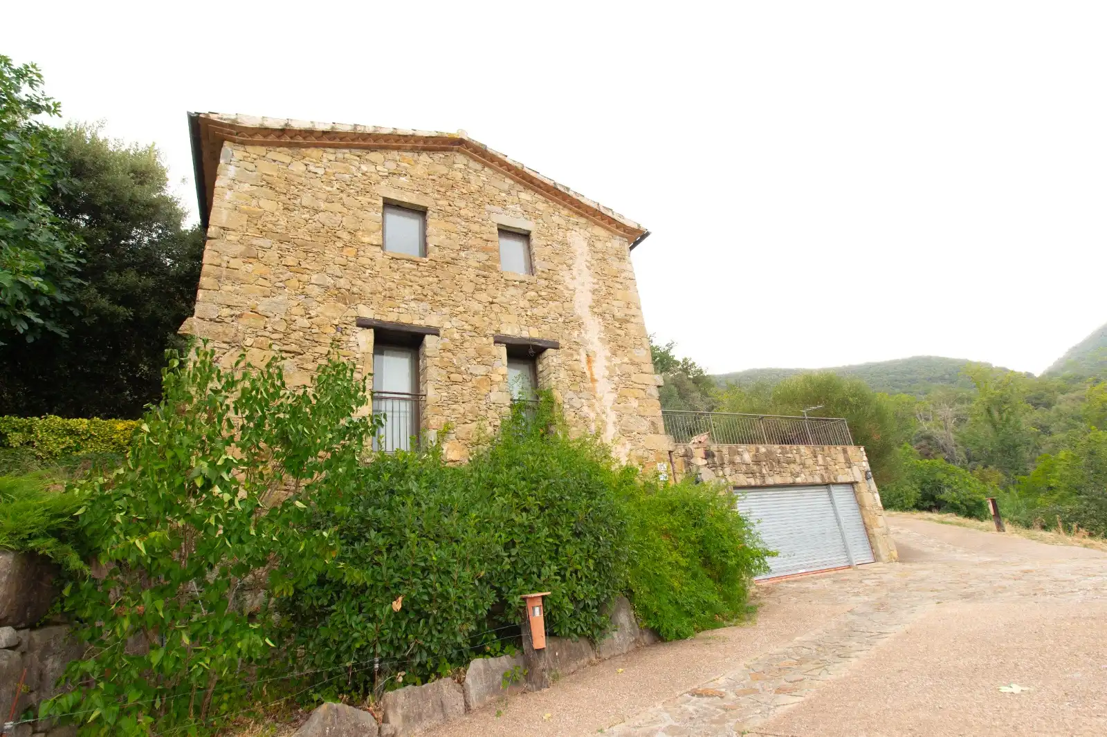 Vista exterior de Finca rústica en venda en Mieres (Girona) amb Jardí privat, Terrassa i Traster