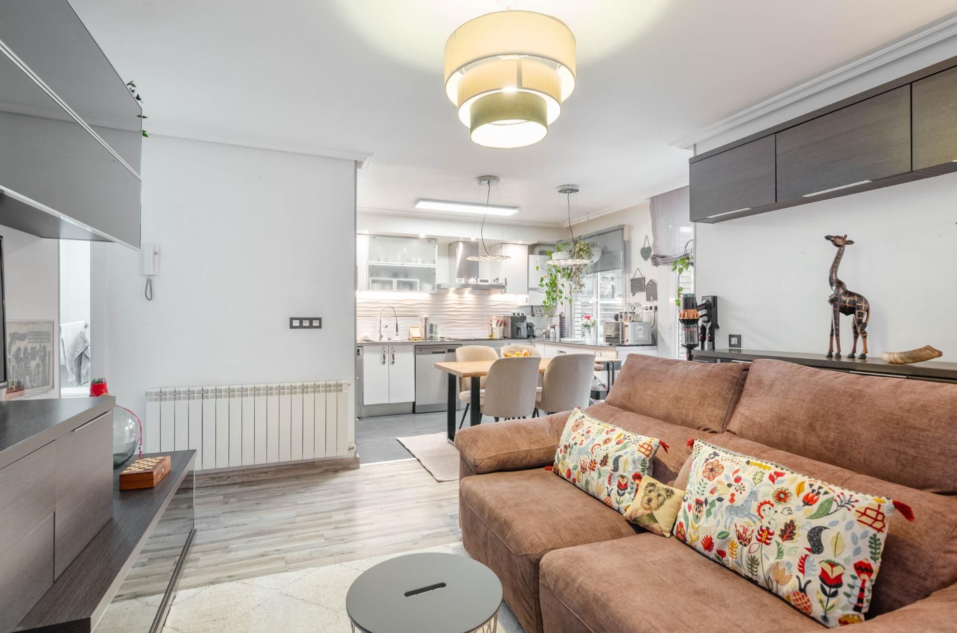 Sala d'estar de Pis en venda en Oviedo  amb Terrassa i Balcó