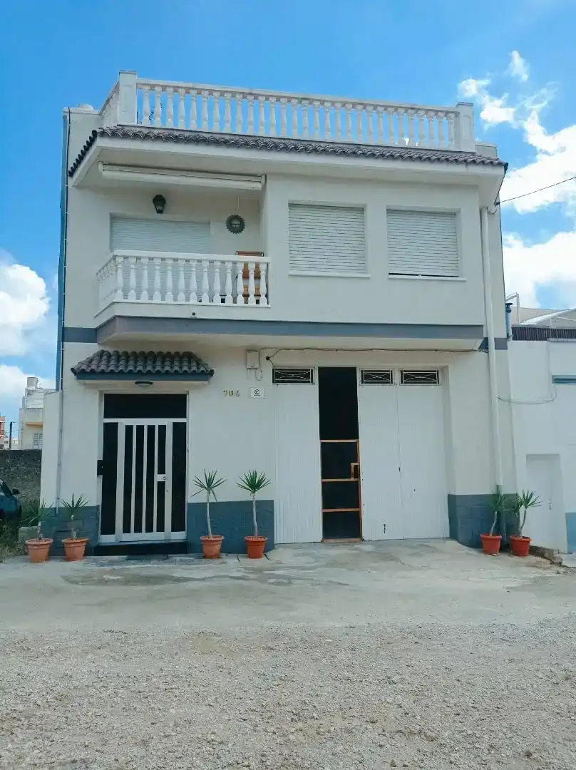 Vista exterior de Casa adosada en venda en La Ràpita amb Aire condicionat i Balcó
