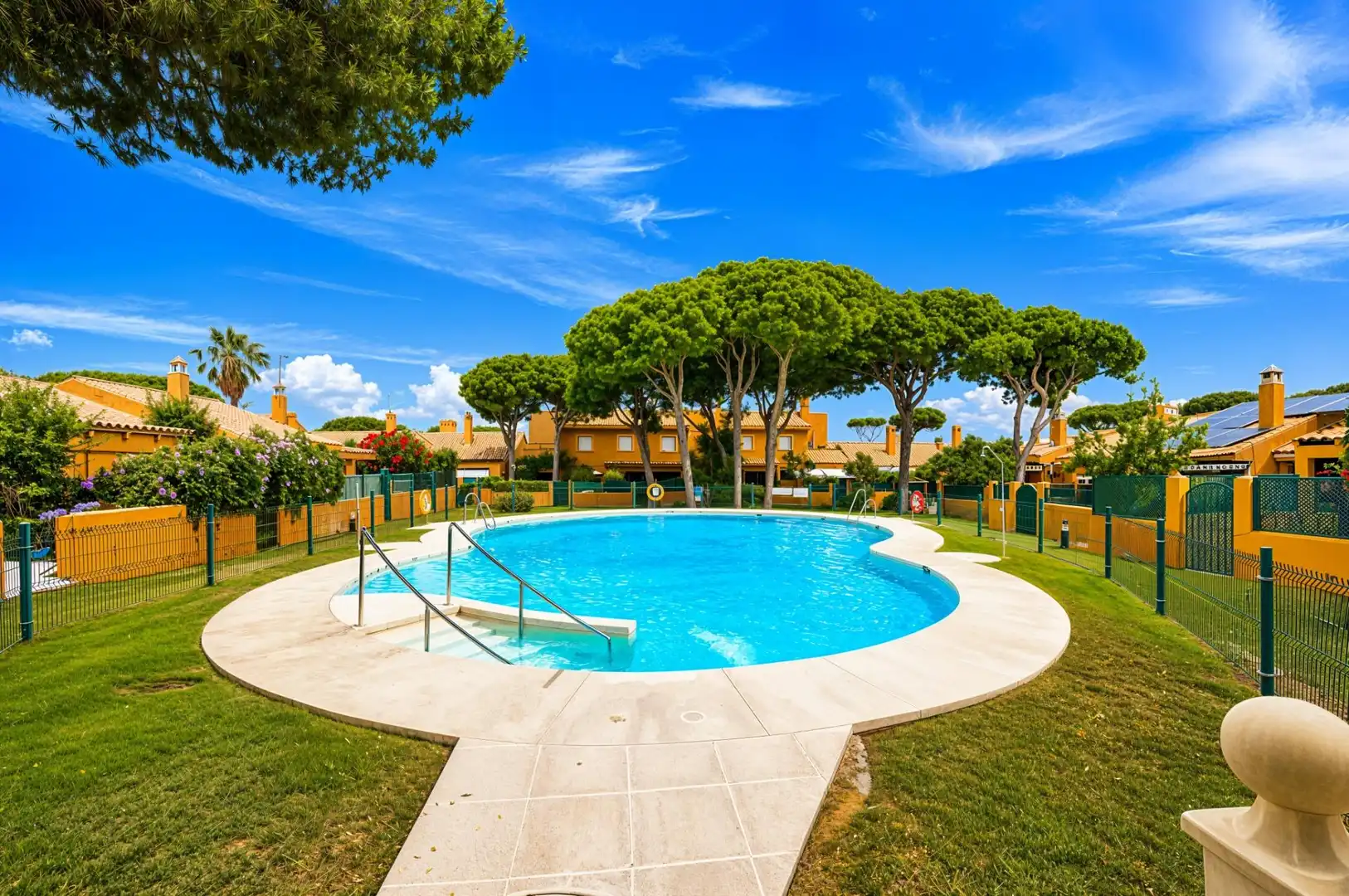 Piscina de Casa adosada en venda en Chiclana de la Frontera amb Jardí privat, Terrassa i Piscina comunitària