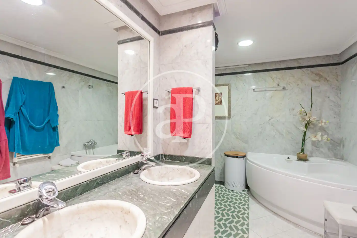 Baño de Casa adosada en venta en Madrid con Aire acondicionado, Calefacción y Jardín privado