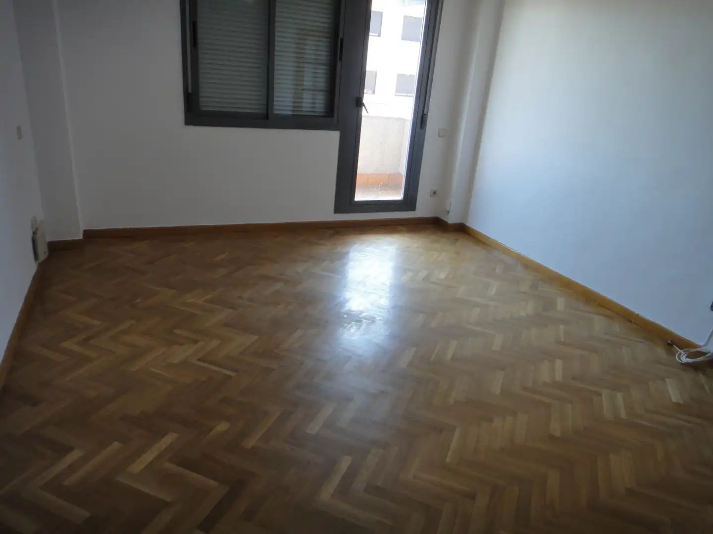 Schlafzimmer von Dachboden zur Miete in Madrid mit Heizung, Terrasse und Abstellraum