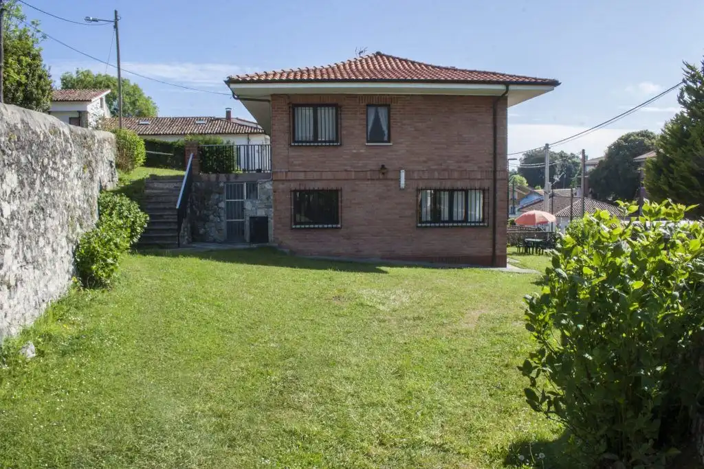 Vista exterior de Apartamento de alquiler en Llanes con Jardín privado, Terraza y Amueblado