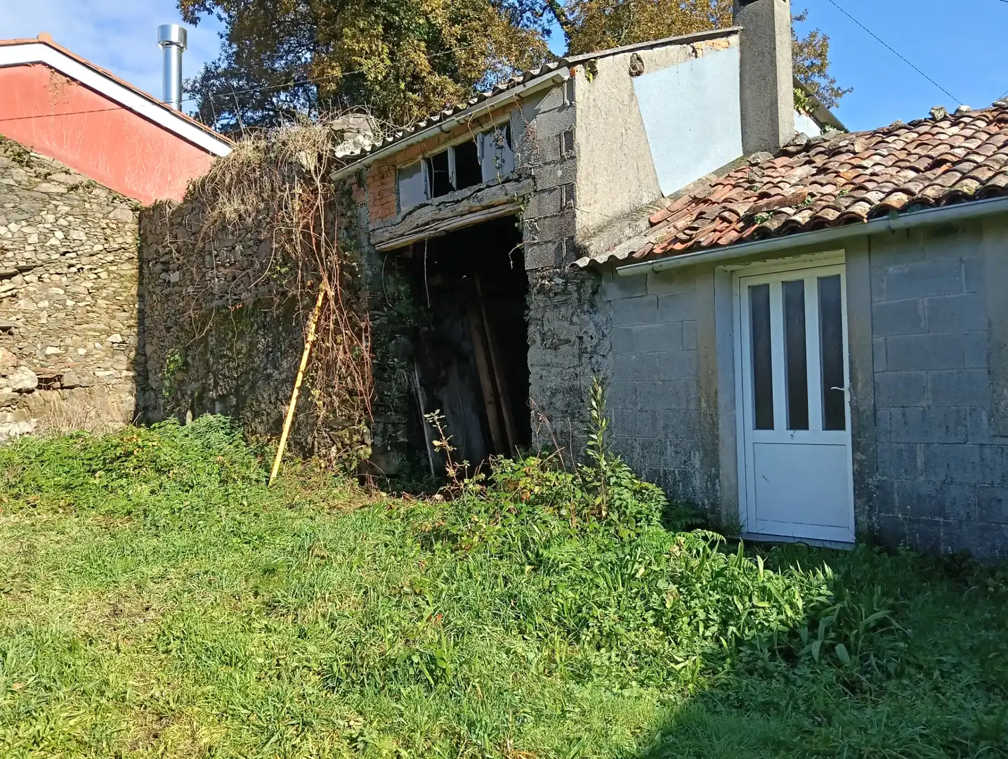 Vista exterior de Casa adosada en venda en Cesuras amb Jardí privat