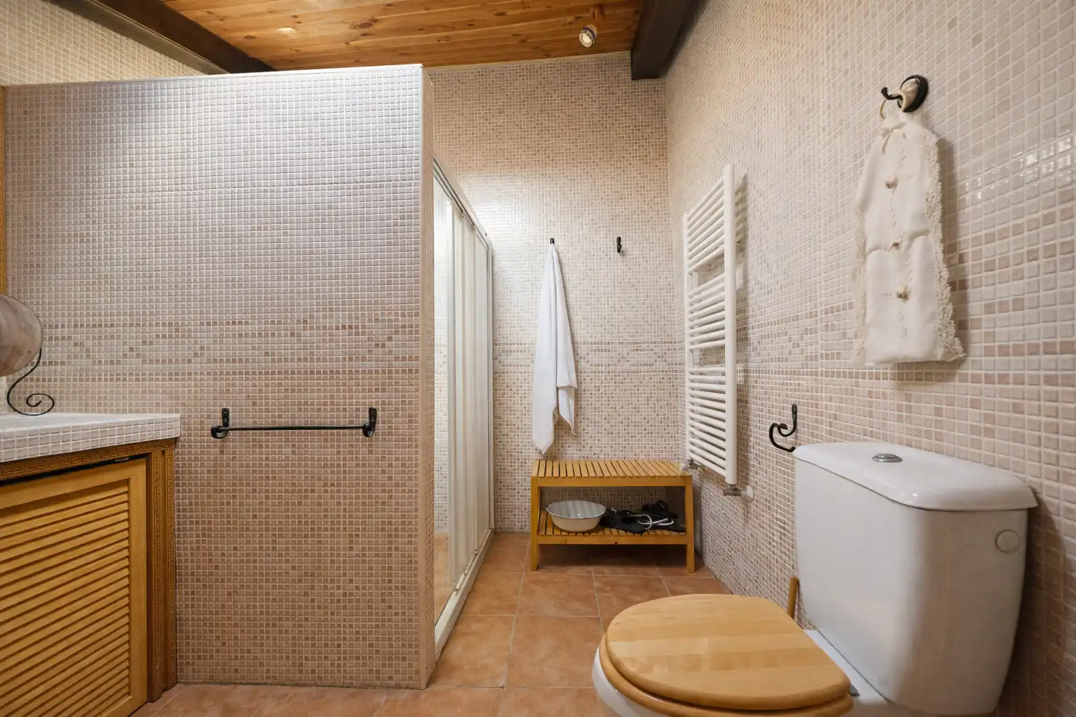 Bathroom of Detached homes for sale in Almonacid de Zorita  with Air Conditioner, Heating and Private garden