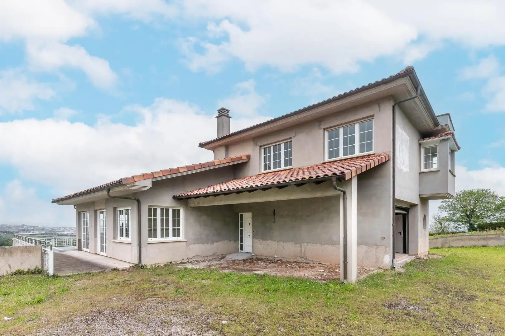 Vista exterior de Casa o xalet en venda en Oviedo  amb Jardí privat, Terrassa i Balcó