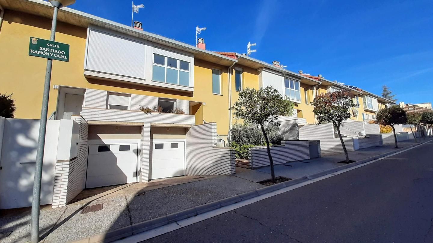 Vista exterior de Casa adosada en venta en Tudela con Jardín privado