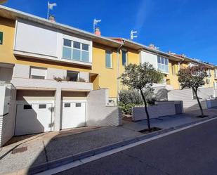 Vista exterior de Casa adosada en venda en Tudela amb Jardí privat