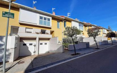 Vista exterior de Casa adosada en venda en Tudela amb Jardí privat