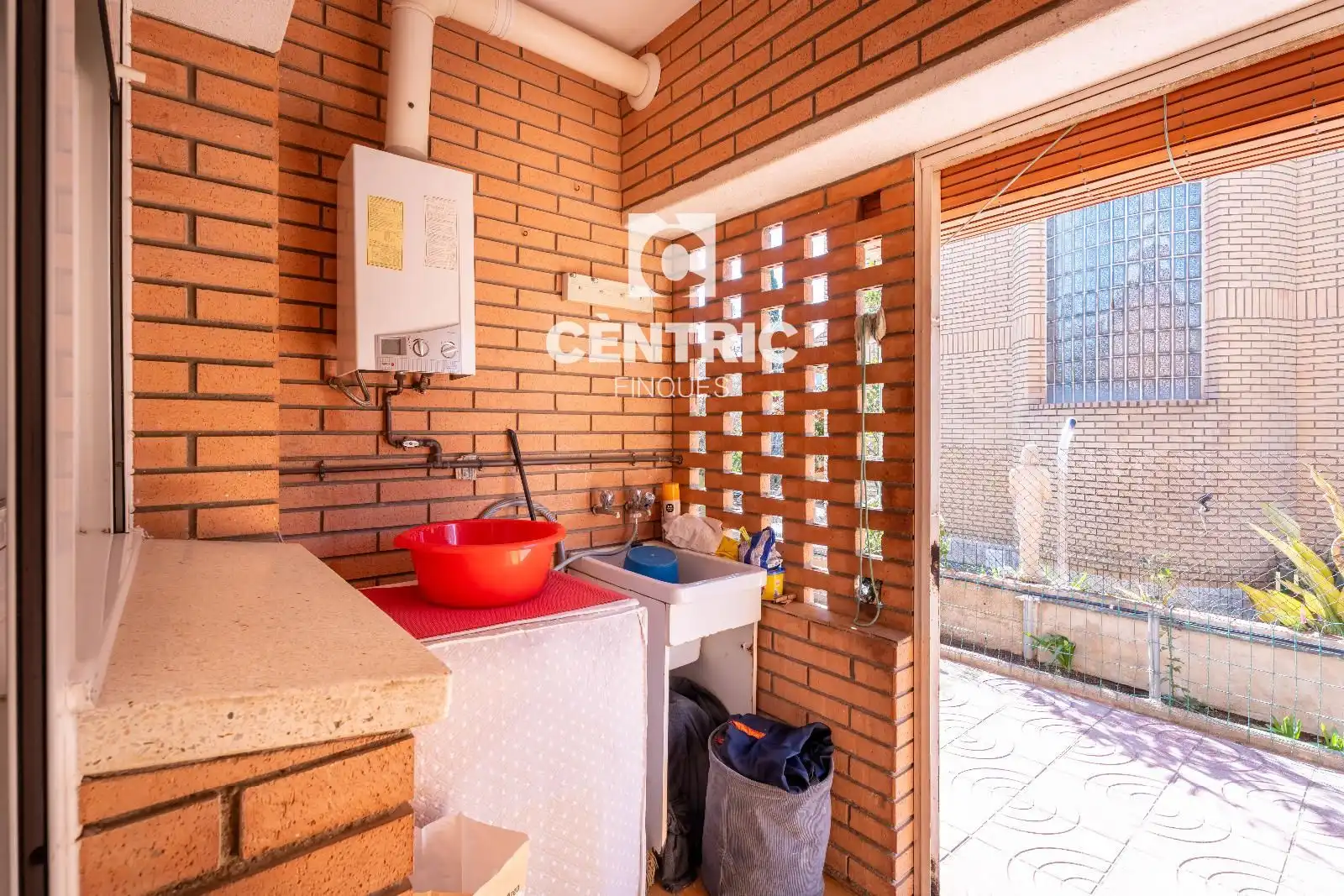 Vista exterior de Casa o chalet en venta en Rubí con Calefacción