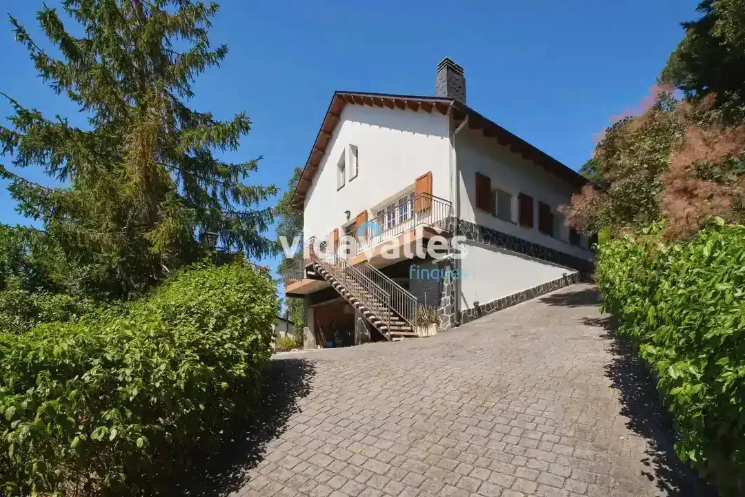 Vista exterior de Casa o xalet en venda en Vallgorguina amb Aire condicionat, Calefacció i Jardí privat