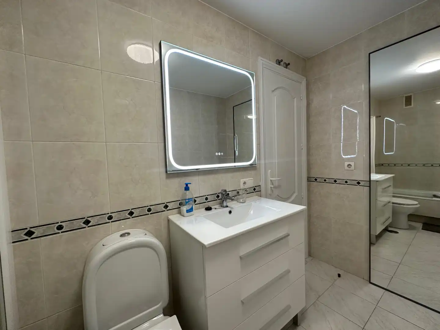 Bathroom of Flat for rent in Santiago de Compostela   with Heating, Parquet flooring and Furnished