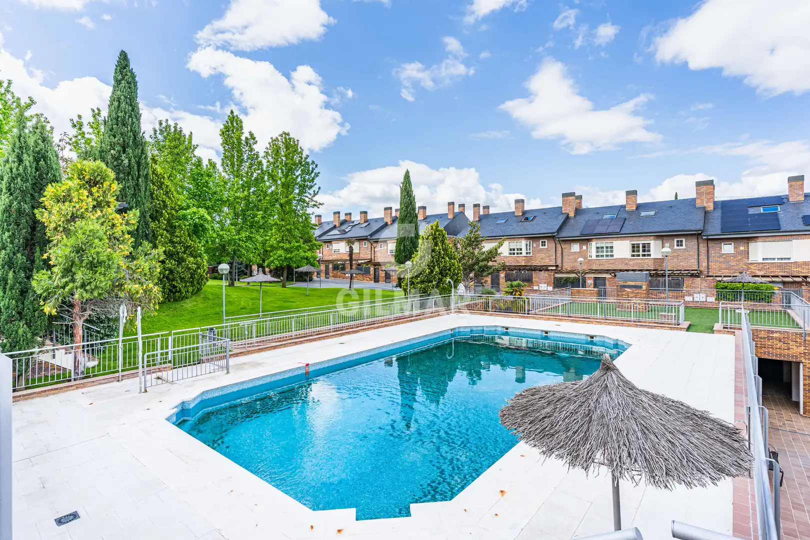 Piscina de Casa adosada en venta en Boadilla del Monte con Calefacción, Jardín privado y Piscina
