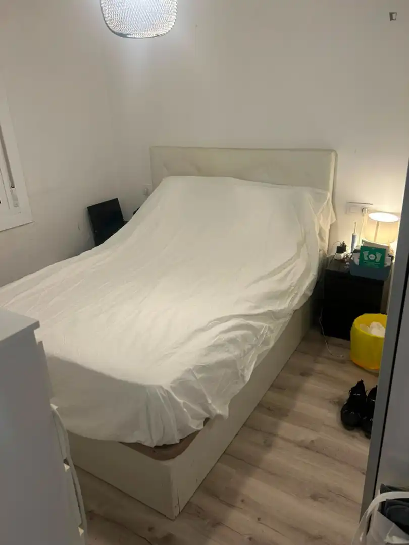 Dormitori de Apartament per a compartir en Santa Coloma de Gramenet amb Moblat, Forn i Rentadora
