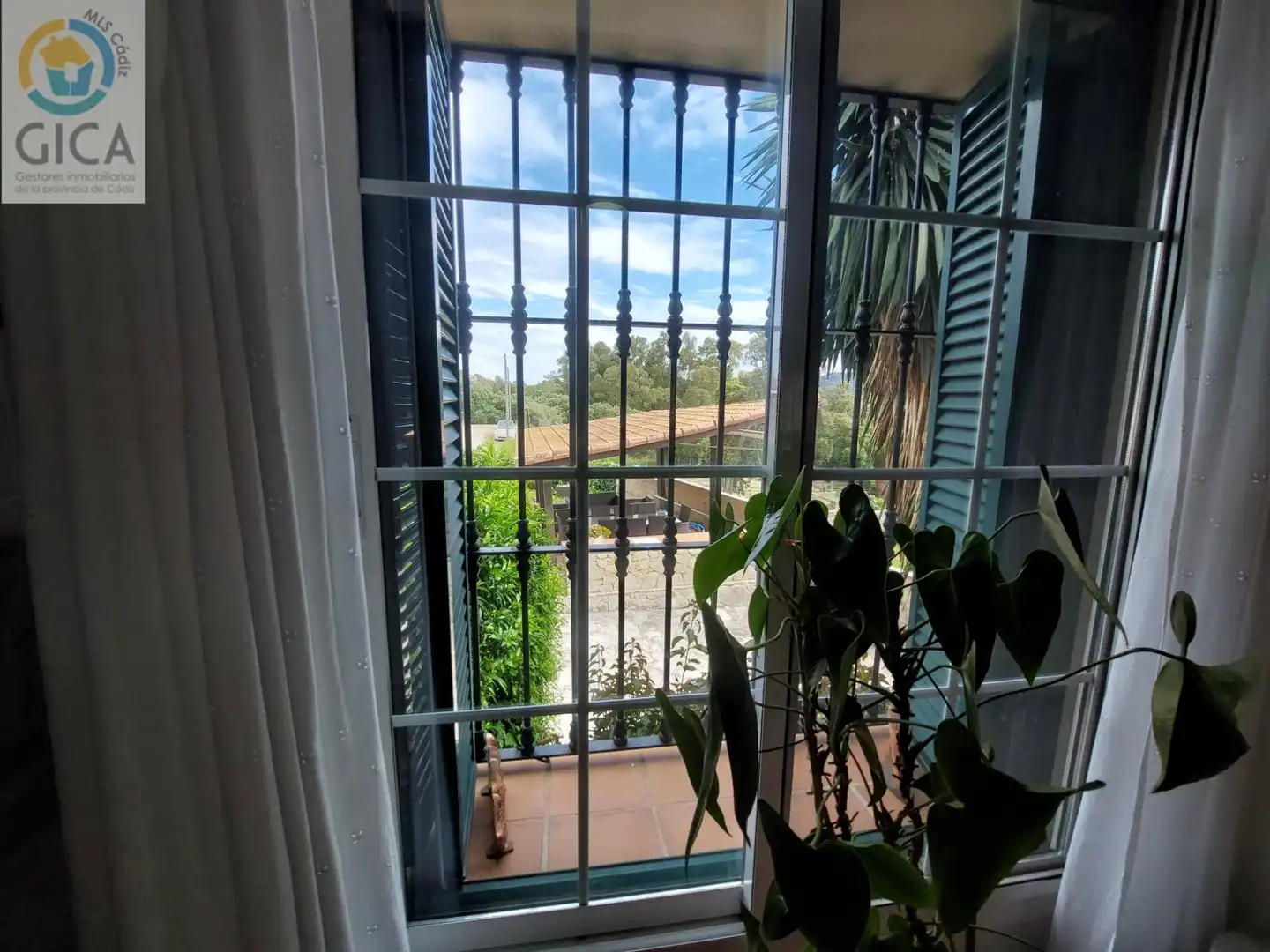 Terrassa de Casa o xalet en venda en Algeciras amb Aire condicionat, Jardí privat i Piscina