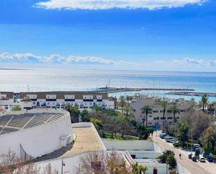 Vista exterior de Àtic en venda en Estepona amb Aire condicionat, Terrassa i Piscina