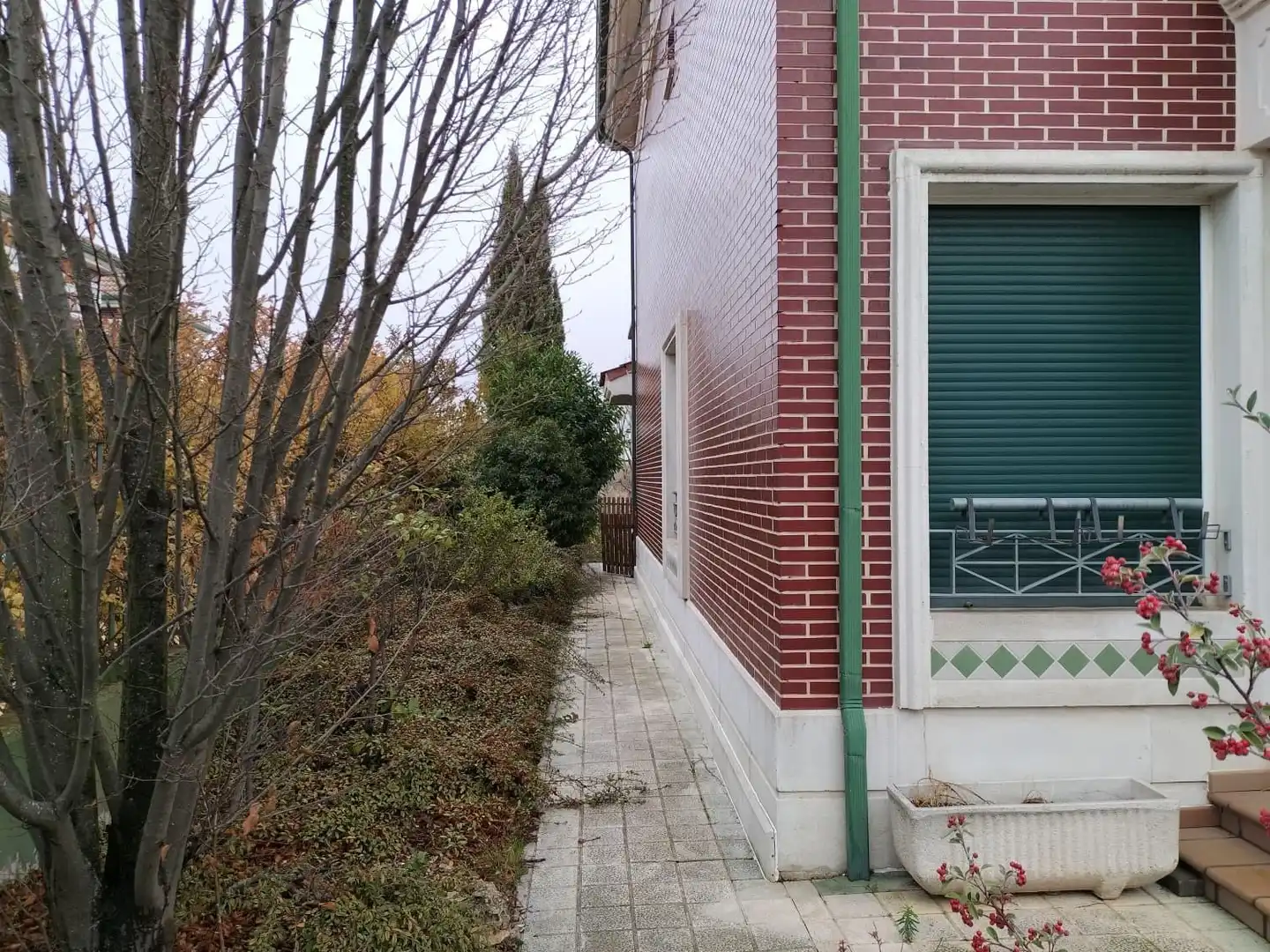 Vista exterior de Casa adosada en venta en Grijota con Calefacción, Jardín privado y Terraza