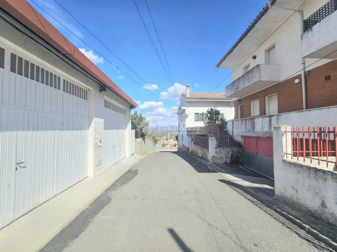Vista exterior de Casa adosada en venta en El Tiemblo 