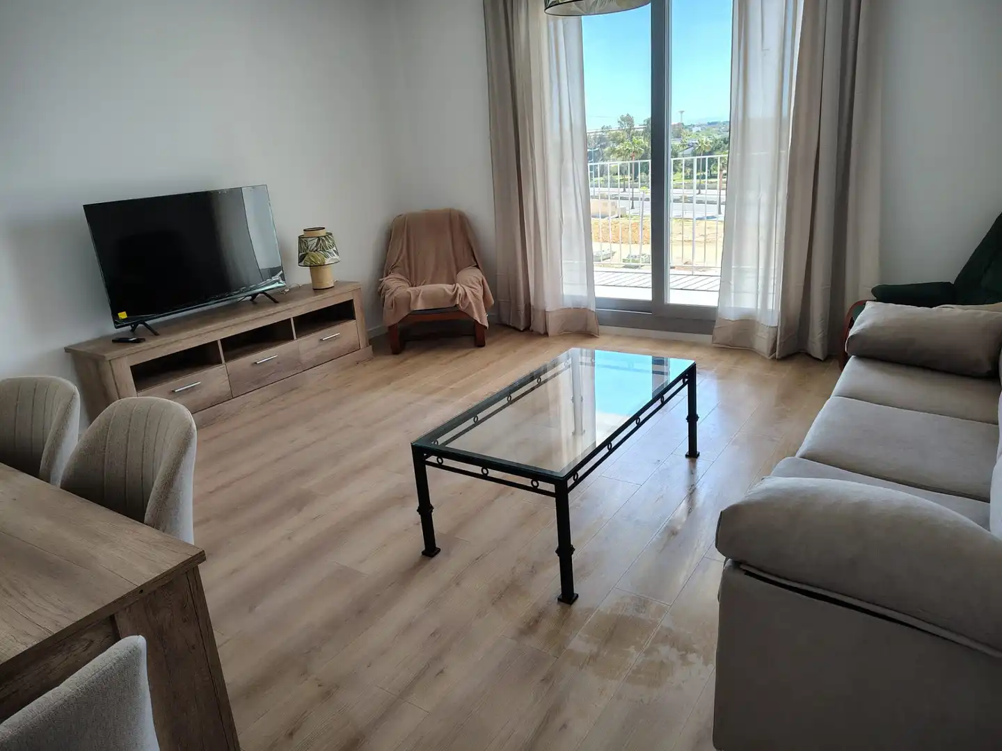 Sala d'estar de Pis de lloguer en Dos Hermanas amb Aire condicionat, Terrassa i Moblat